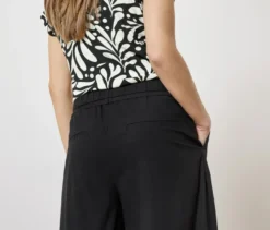 Webhose mit weitem Bein