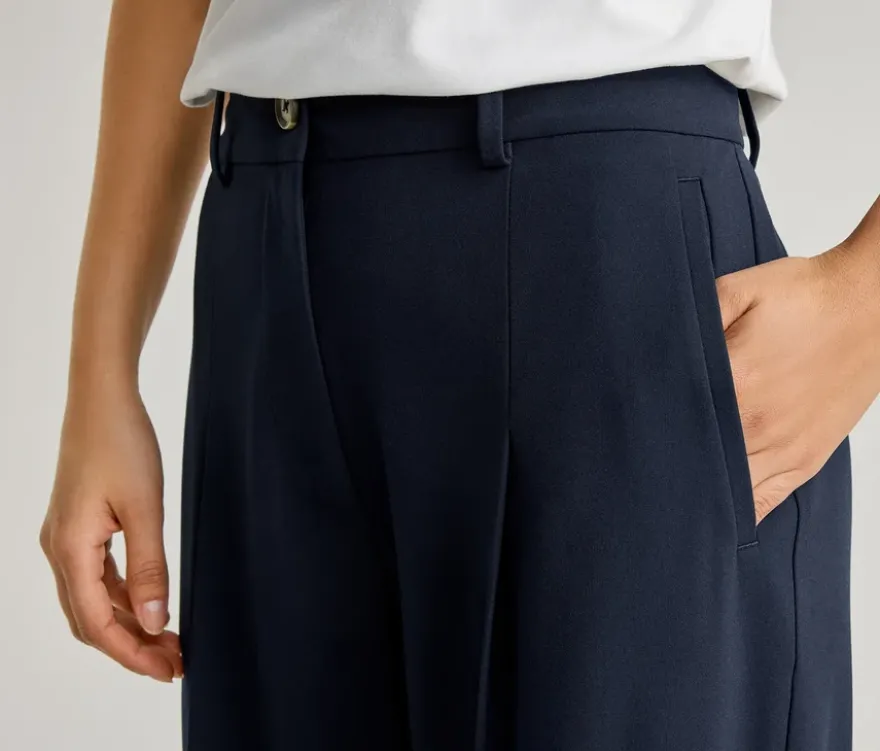 Webhose mit weitem Bein